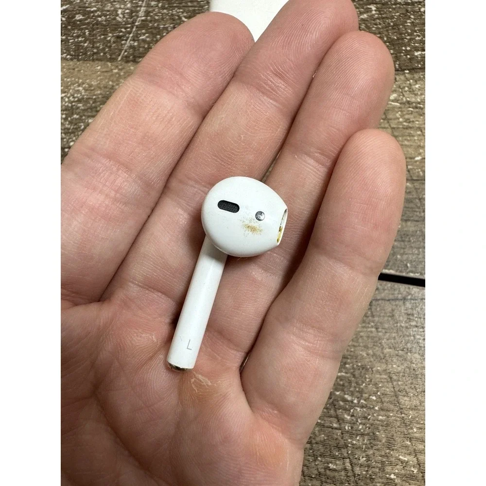 Apple AirPods 2nd Gen Bluetooth Headphones with Charging‎ Case White